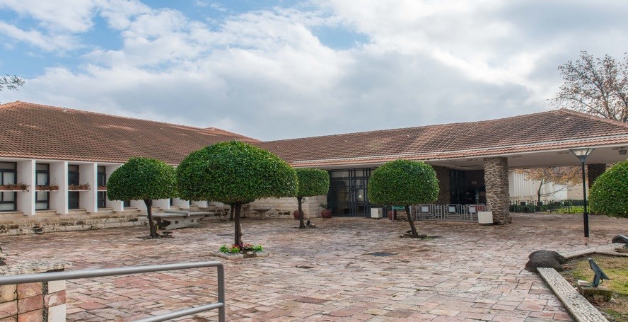 אכסניה בתל חי - מבט חוץ