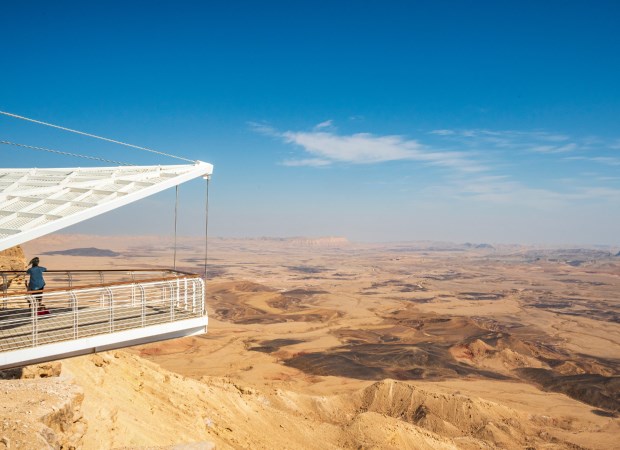 עיירה על שפת המכתש עיירה על שפת המכתש