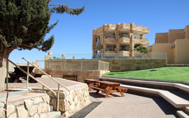 אנ"א מצפה רמון - חצר האכסניה