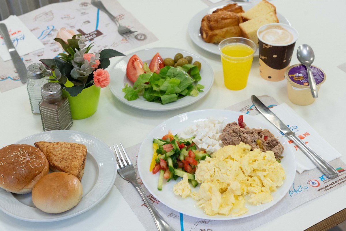 אנ"א פוריה - ארוחת בוקר בחדר האוכל